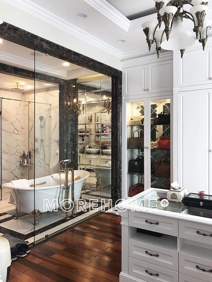 Thi công phòng tắm cao cấp sử dụng vách tắm kính cường lực giúp không gian được mở rộng tối đa Vách kính cường lực - phòng tắm kính