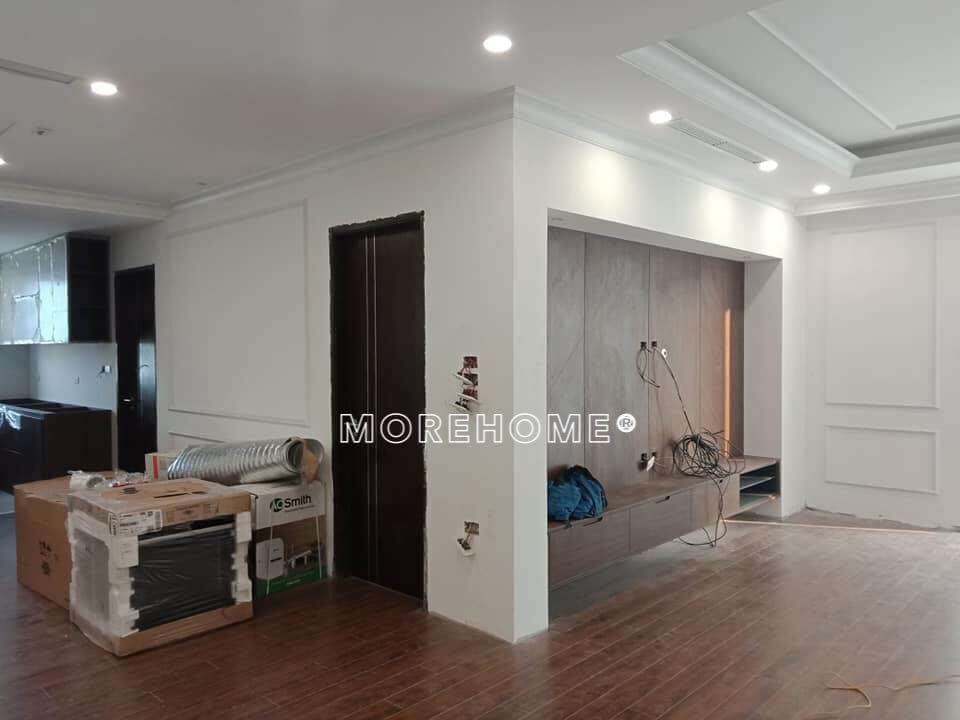 Phòng khách được thi công với mẫu vách ốp và kệ tivi với chất liệu gỗ veneer cao cấp tạo nên không gian phòng khách sang trọng và tinh tế