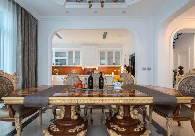 Bộ bàn ghế ăn tân cổ điển được chạm khắc tinh tế và mang đến sự sang trọng về phong thủy.