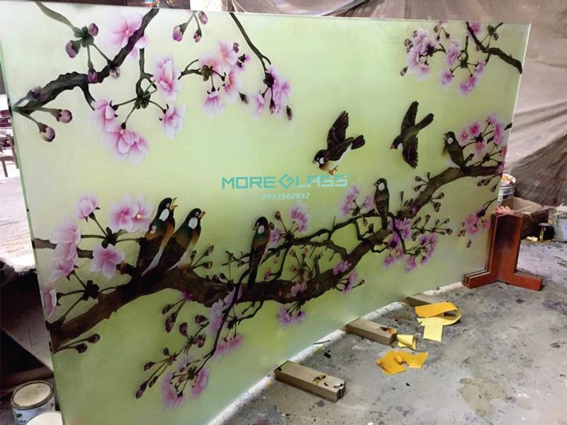 .
Thi công tranh kính cường lực khắc hoa đào phong thủy là một cách để tạo nên một không khí vui vẻ và sức sống mới cho ngôi nhà của bạn trong mùa Xuân bằng cách treo tranh ở phòng khách.
