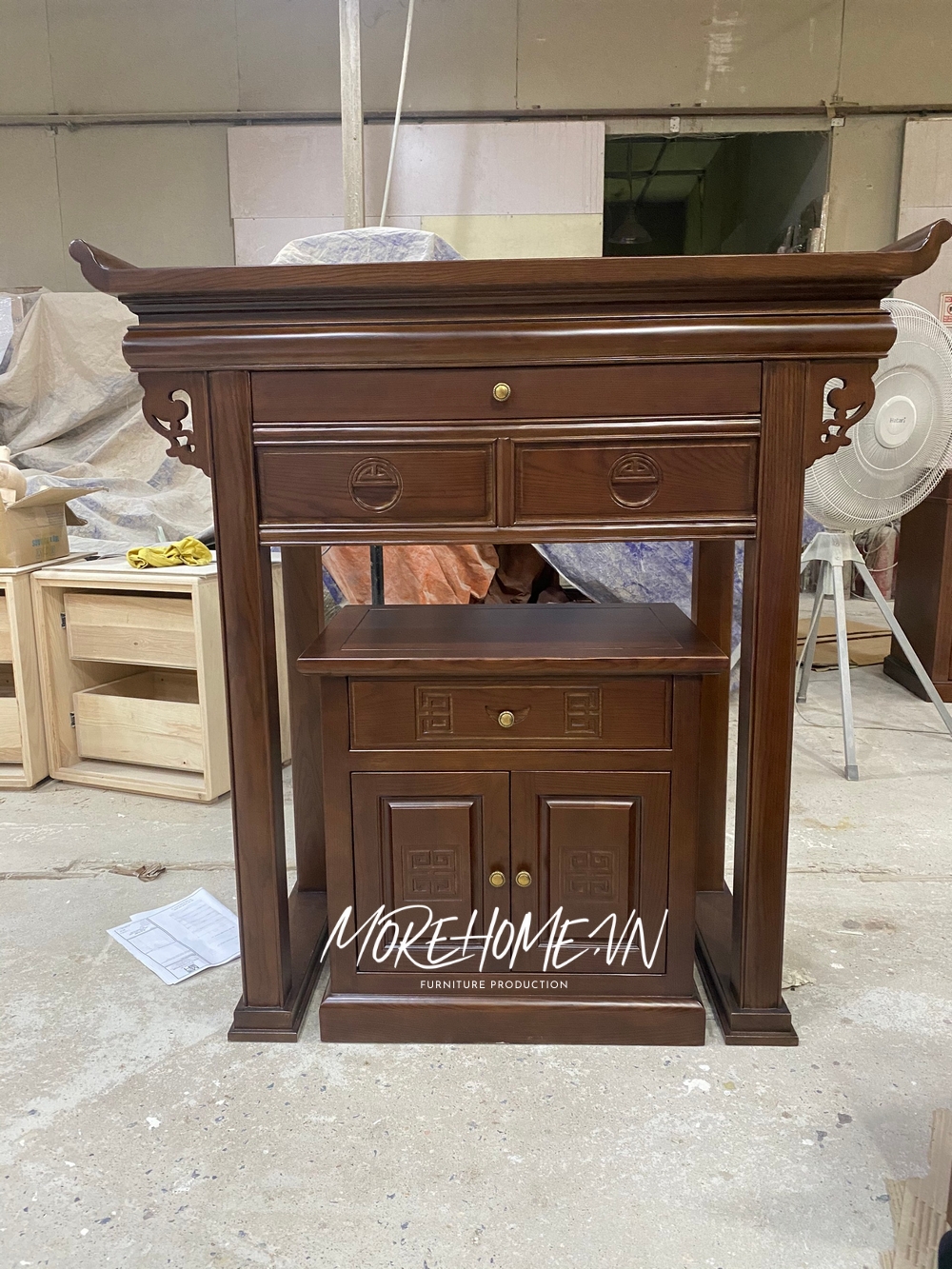 Tủ thờ gỗ tự nhiên là biểu tượng của phong tục lâu đời của người Việt với nét đẹp và giá trị tâm linh đặc trưng.